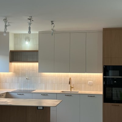 מטבח בשיפוץ עם ארונות חדשים ותאורה מותקנת