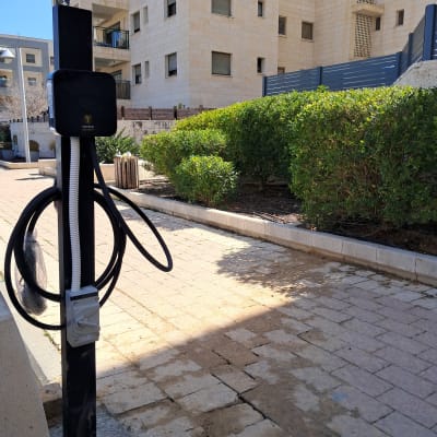 עמדת טעינה לרכב חשמלי עם כבל חשמלי