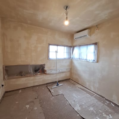 חדר עם קירות צבועים וכלי עבודה לצביעה