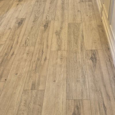 רצפת פרקט עץ בהירה בחדר פנימי