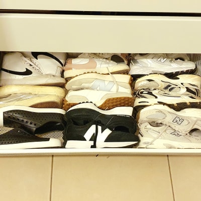 נעליים מסודרות במגירת רשת בארון לבן