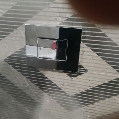 לחצן הדחה כרום על קיר אריחים