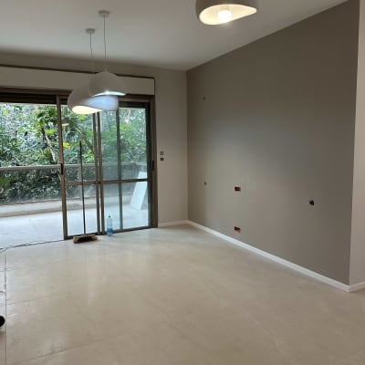 קיר צבוע בצבע אפור בהיר בחדר ריק