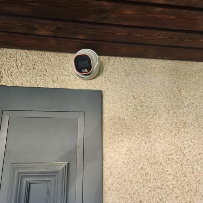 מצלמת אבטחה מותקנת על קיר ליד דלת