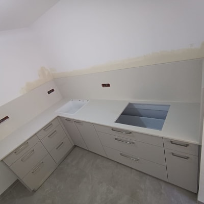 משטח שיש לבן עם כיור מובנה במטבח