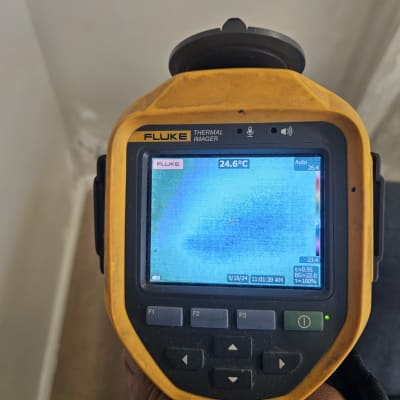 מצלמה תרמית מציגה תמונת חום על קיר