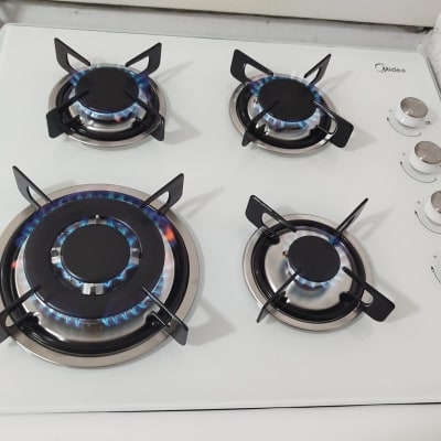 כיריים גז עם ארבעה מבערים דולקים