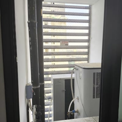 התקנת רשת נגד יונים במסתור כביסה עם מעבירי מזגן