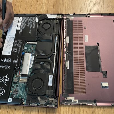 תיקון מחשב נייד פתוח עם סוללה ולוח אם גלויים