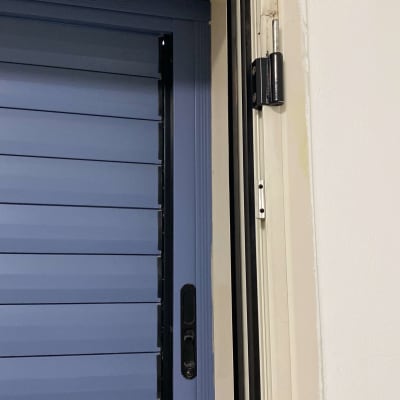 דלת אלומיניום כחולה עם מסגרת לבנה