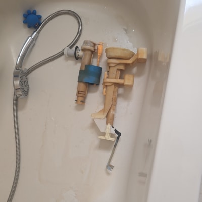 חלקי אינסטלציה באמבטיה עם צינור מקלחת