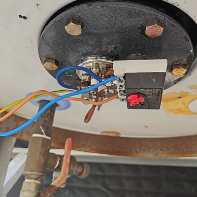 חיבורים חשמליים וצנרת על דוד חימום