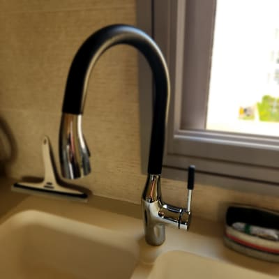 ברז מטבח עם ידית שחורה וכיור כפול