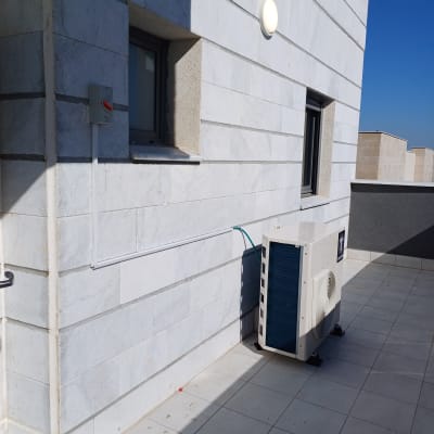 יחידת מיזוג אוויר חיצונית מותקנת על קיר