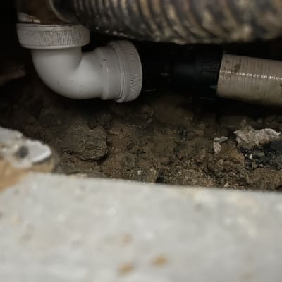 צינור פלסטיק לבן מחובר לאדמה