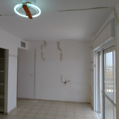 קירות עם תיקוני טיח לפני צביעה