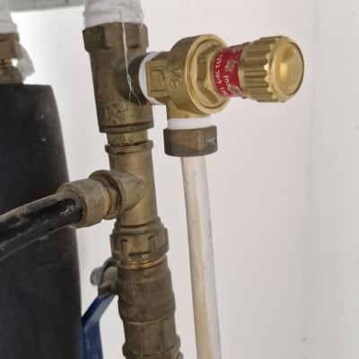 שסתום ומחברים בצנרת של דוד שמש