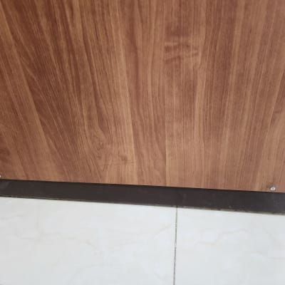 דלת עץ עם ברגים בתחתית