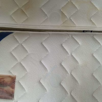 מזרן עם כתמים לפני ואחרי ניקוי