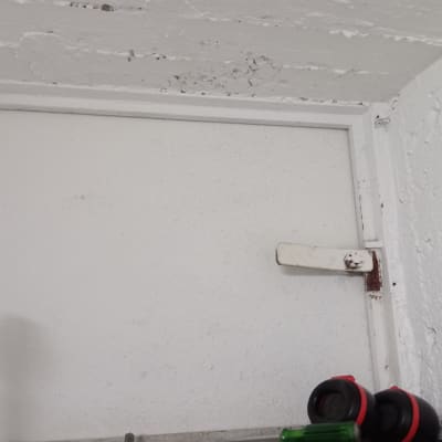 מנעול דלת עם ידית לבנה על קיר לבן