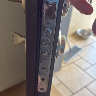 מנעול דלת עם ידית ומנגנון נעילה