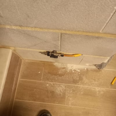 שסתום גז מחובר לקיר עם צינור צהוב