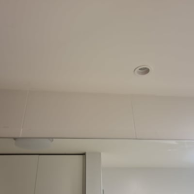 תקרה לבנה עם תאורה שקועה