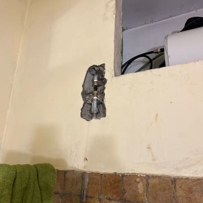 צינור מתכת בקיר ליד דוד שמש