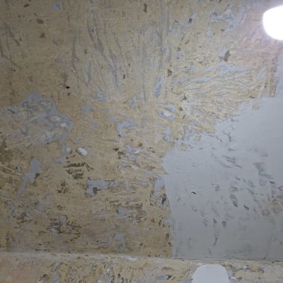תקרת קיר עם סימני צבע מתקלף