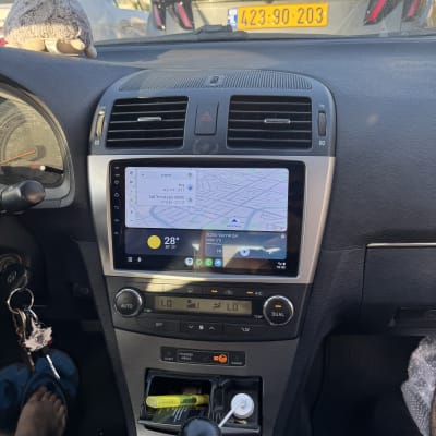 מערכת ניווט ברכב עם מסך מגע ומזגן