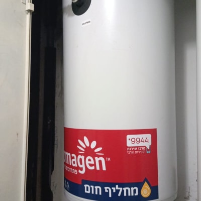 דוד שמש מותקן בארון עם צינורות