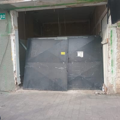 דלת מתכת שחורה במסגרת בניין