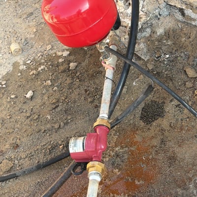 התקנת משאבת סחרור ומיכל התפשטות במערכת סולארית