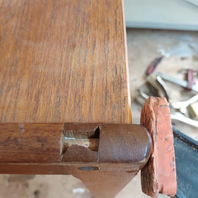 תיקון שולחן עץ עם כלים