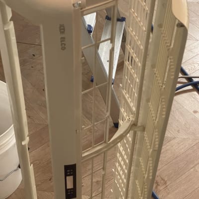 חלקי מזגן מפורקים על רצפה מעץ