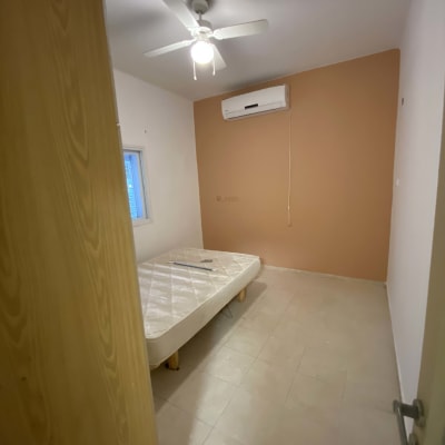 חדר עם קיר צבוע ומאוורר תקרה