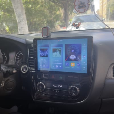 מערכת מולטימדיה ברכב עם מסך מגע