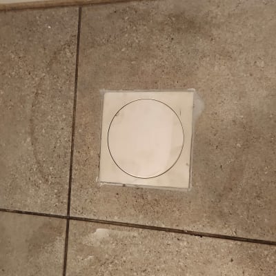 פתח ניקוז עגול ברצפת אריחים