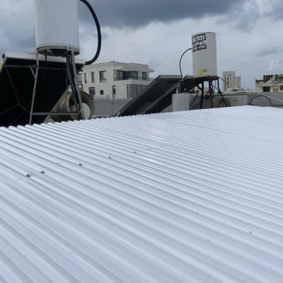 גג מתכת גלי עם דודי שמש ומערכות חימום