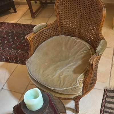 כורסה עתיקה מרופדת בבד עם גב קש קלוע