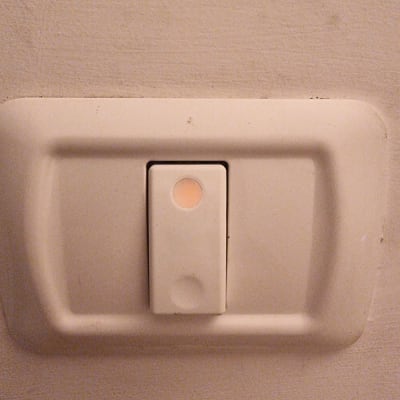 מתג חשמלי על קיר בצבע בהיר