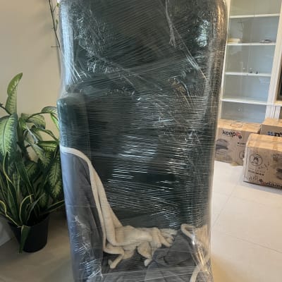 רהיט עטוף בניילון מוכן להובלה