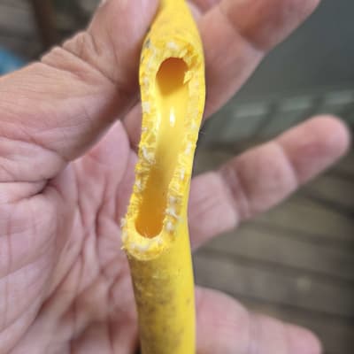 צינור גז צהוב עם חיתוך ביד אדם