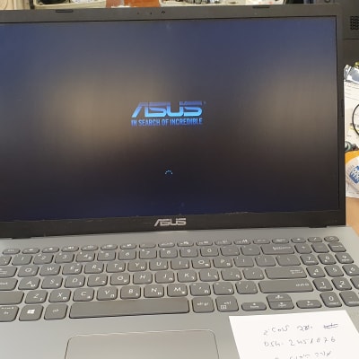 מחשב נייד אסוס עם מסך הפעלה על שולחן עבודה