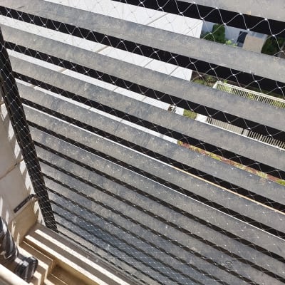 רשת מתכת מותקנת למניעת כניסת יונים במרפסת