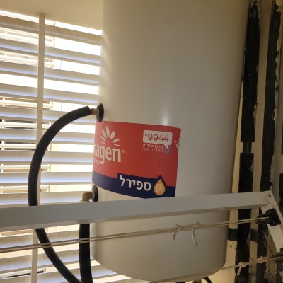 דוד שמש עם צינורות מחוברים על קיר