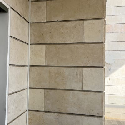 שקע חשמל מותקן על קיר עם חיפוי אבן