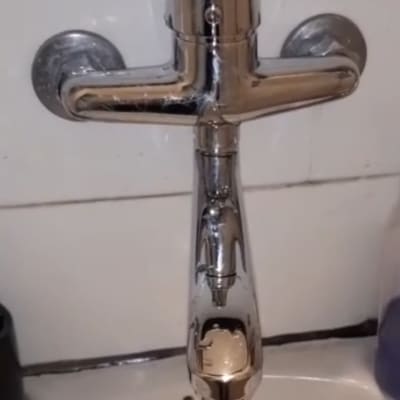 ברז מים מותקן על קיר בחדר אמבטיה