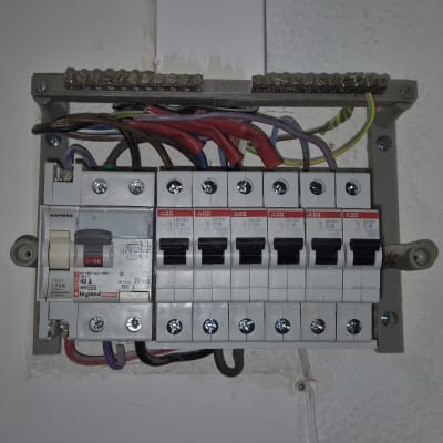 לוח חשמל עם מפסקים וחוטים צבעוניים