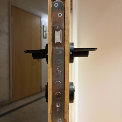 מנעול דלת עם ברגים ומנגנון נעילה